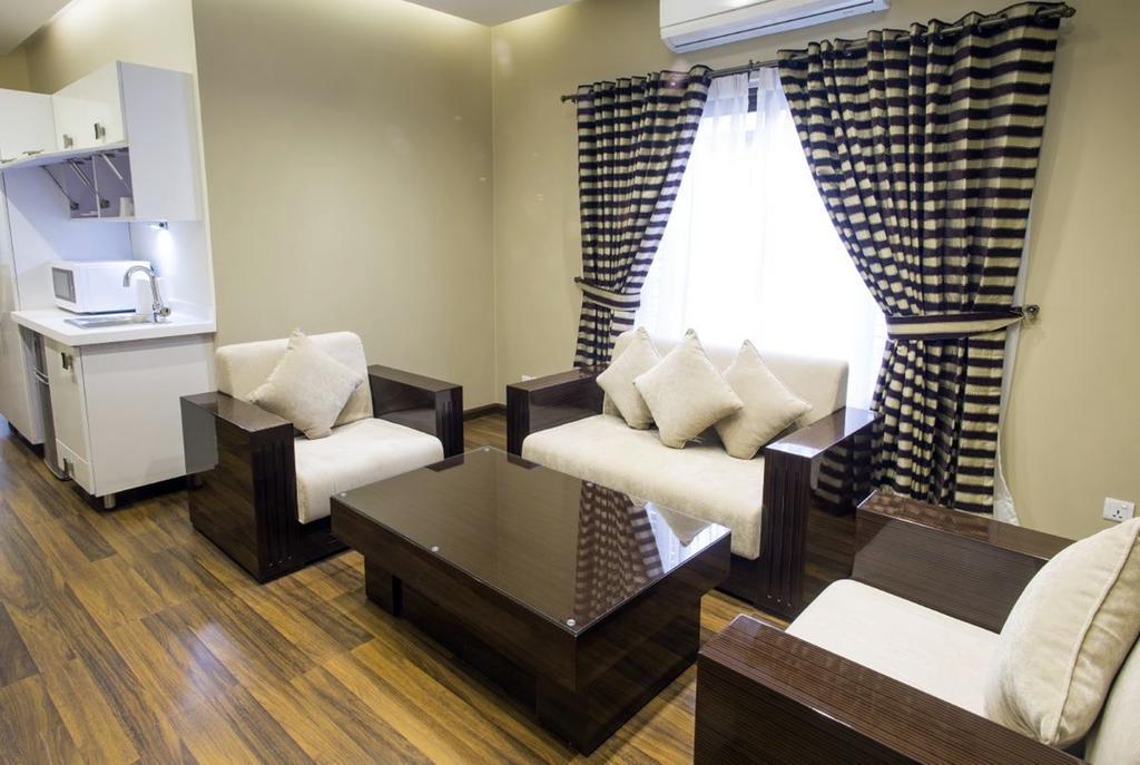 Royaute Luxury Suites And Hotel Gulberg Lahore Room photo