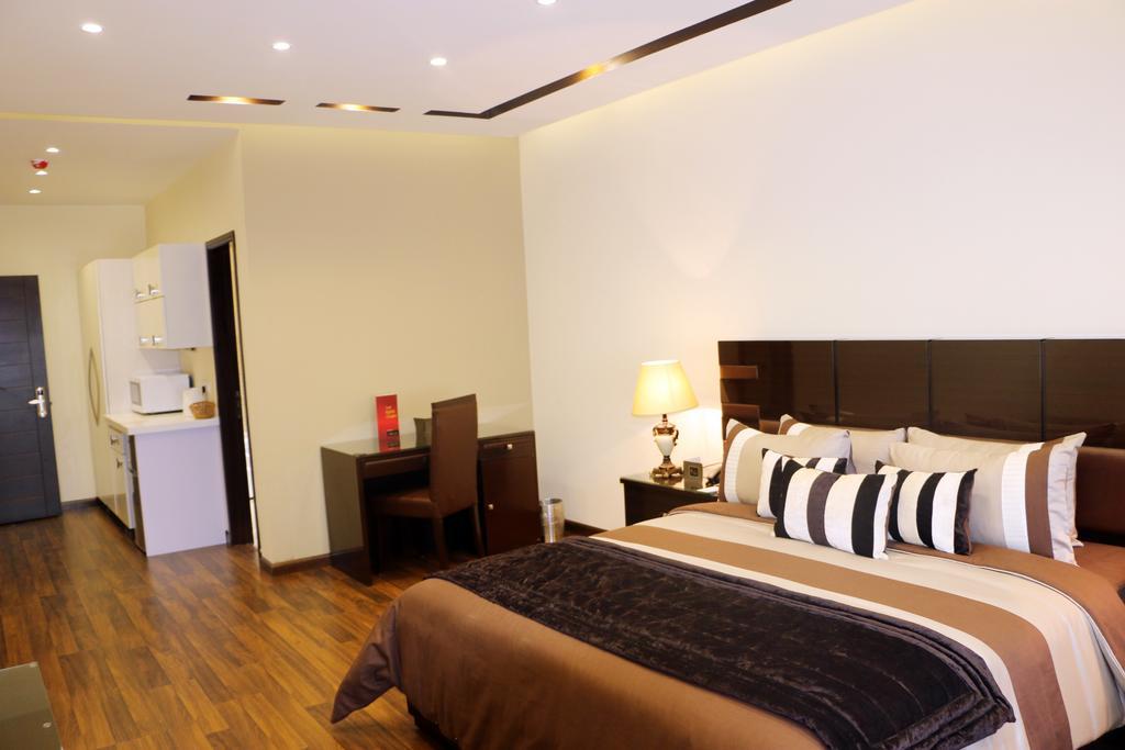 Royaute Luxury Suites And Hotel Gulberg Lahore Room photo