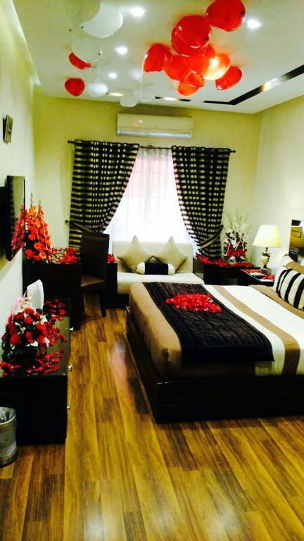 Royaute Luxury Suites And Hotel Gulberg Lahore Exterior photo